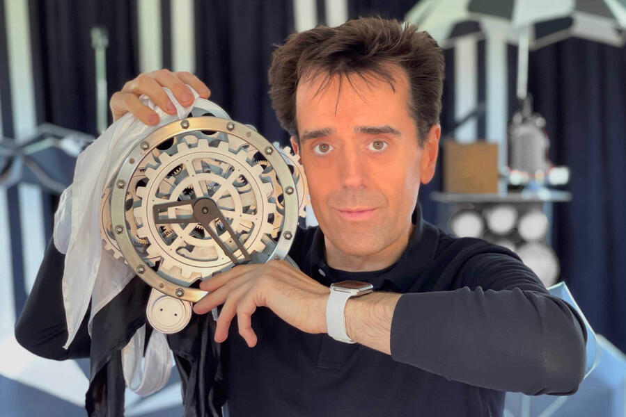 Le comédien raconte à travers son univers en noir et blanc comment les illusions d'optique peuvent tromper notre vue et notre esprit dans un spectacle étonnant dans le nord de la France.