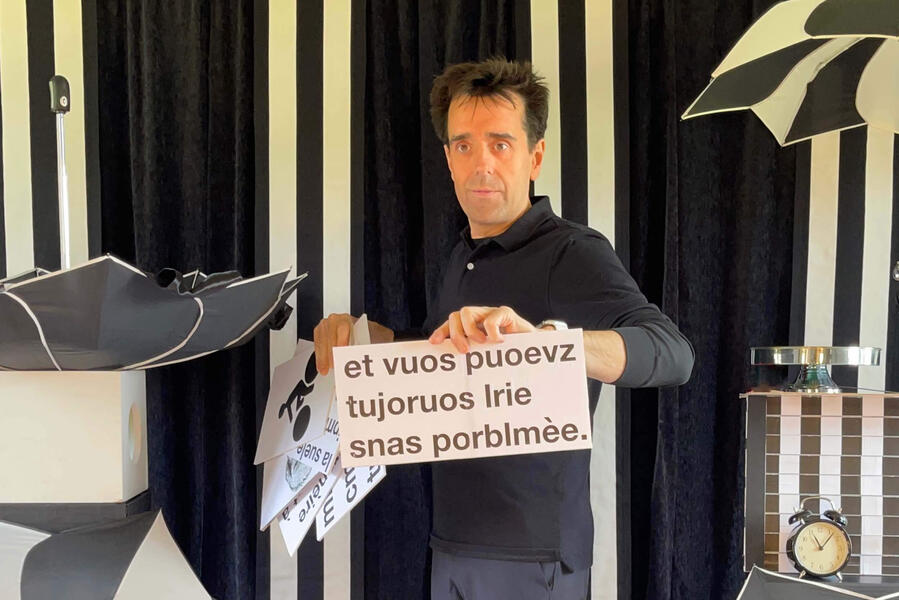 TacticOptik TacticOptik est un de magie et d'illusion d'optique qui est régulièrement en tournée dans le nord de la France, en Normandie, en Île-de-France, et dans les hauts de France, pour le plaisir des petits comme des grands.