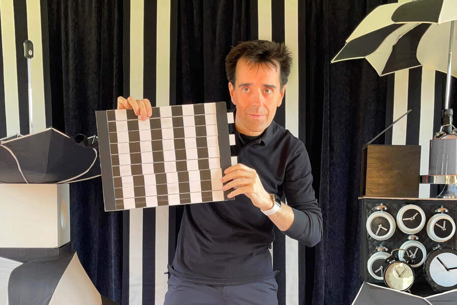 TacticOptik Le spectacle de Monsieur Fred, en médiathèque devant les enfants, émerveillé avec toutes les les illusions d'optique et la magie qui étonnent et laisse perplexe le spectateur.