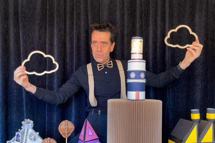 Risque-tout Monsieur Fred, qui raconte la tempête qui a lieu au-dessus du village pendant le spectacle en bibliothèque, devant des enfants et des adultes en Picardie