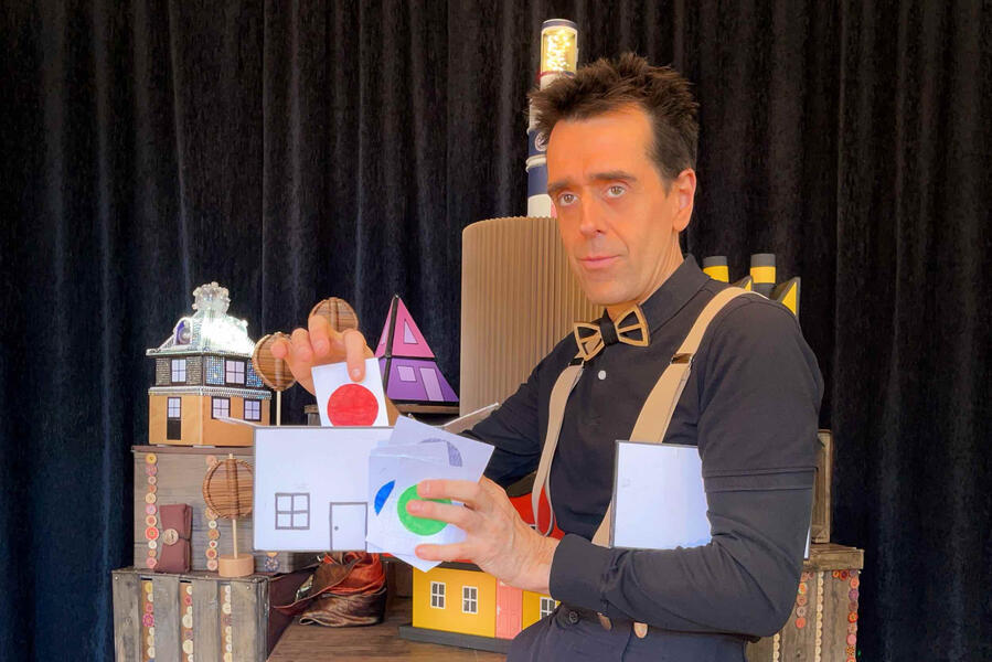 Risque-tout Monsieur Fred, pendant son spectacle en bibliothèque dans le Pas-de-Calais, racontant aux enfants, ces histoires incroyables