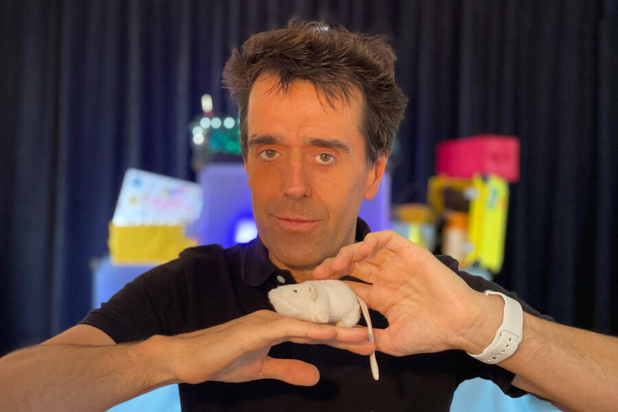 Les histoires chargées d'émotion et de souvenirs de Monsieur Fred, parlent de couleur d'animaux et de gag à répétition dans les médiathèque d'Île-de-France