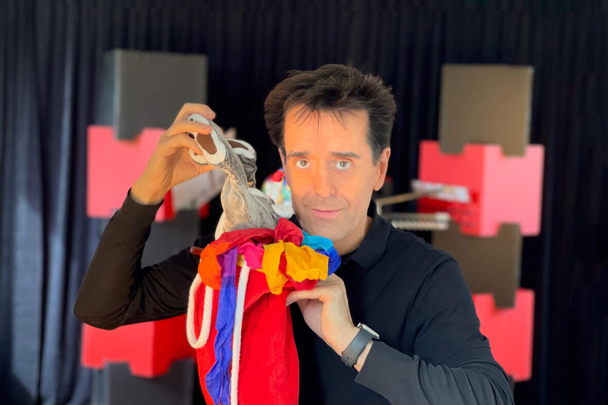 Spik Spakkk ! Monsieur Fred réalise une apparition et transformation de foulards de couleurs vives lors d’un spectacle interactif, captivant enfants et familles avec ses effets visuels.