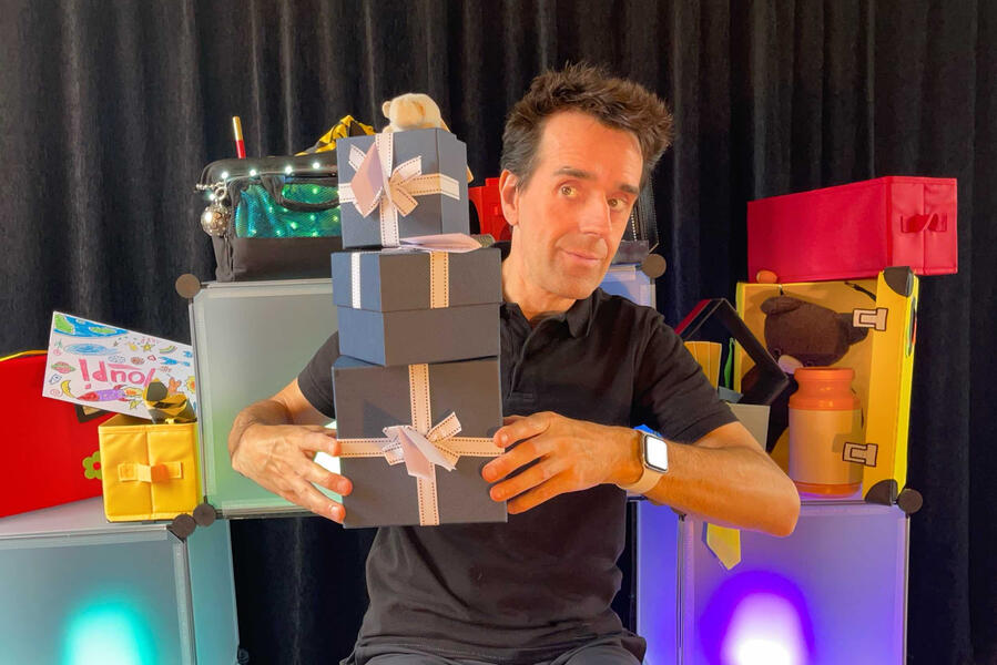 Zouick, Fouick, Touick ! Le spectacle de Monsieur Fred, en médiathèque devant les enfants, émerveillé avec toutes les émotions et les couleurs du spectacle en Normandie