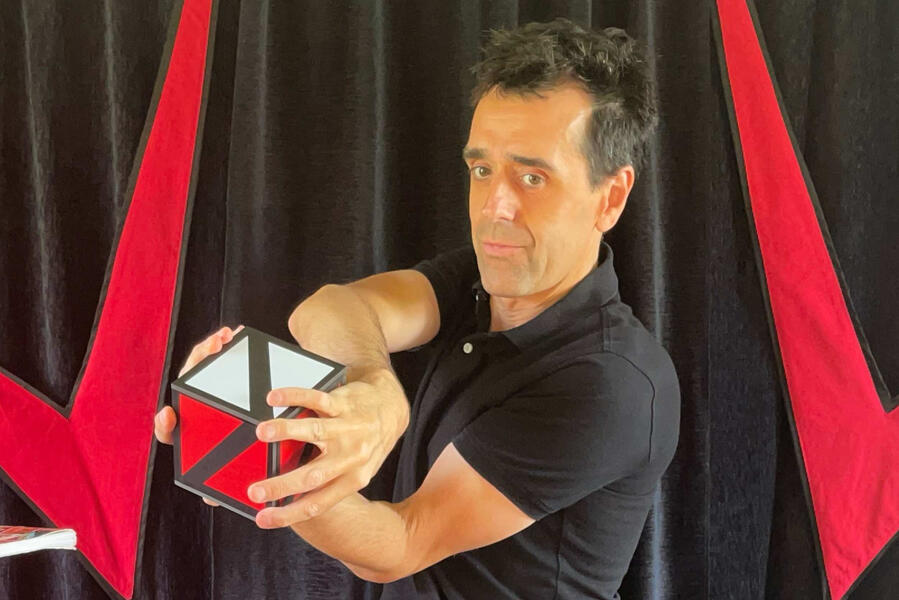 Spik Spakkk ! Le comédien raconte à travers ses souvenirs, collections, capsules temporelles en faisant participer le public en Normandie.