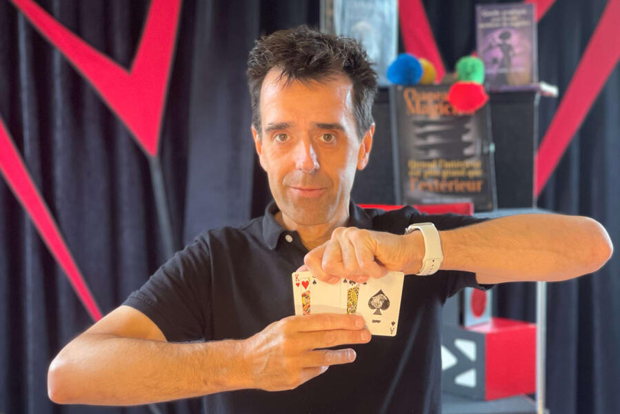 Spik Spakkk ! Le spectacle de Monsieur Fred, en médiathèque devant les enfants, émerveillé avec toutes les les illusions et la magie qui étonnent et laisse perplexe le spectateur.