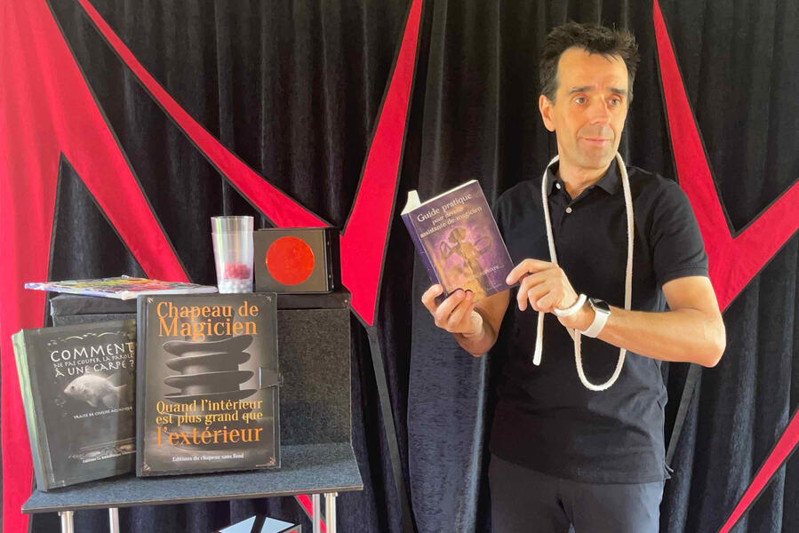 Spik Spakkk ! est un de magie et d'illusion visuelle qui est régulièrement en tournée dans le nord de la France, en Normandie, en Île-de-France, et dans les hauts de France, pour le plaisir des petits comme des grands.