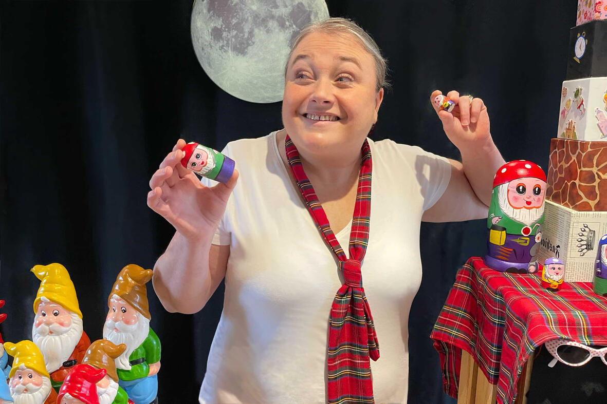 Aurore la comédienne conteuse joue une scène d’enquête dans un décor scénique mystérieux.