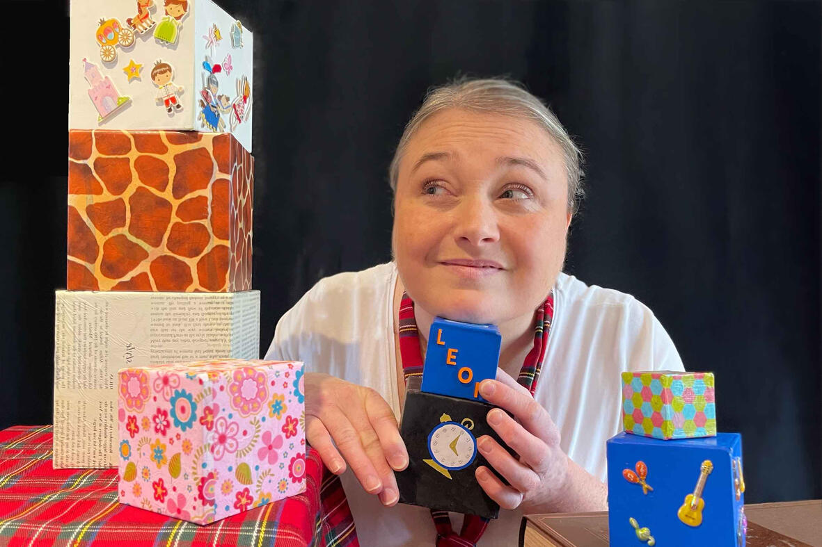 Décor de spectacle : Aurore incarne une enquêtrice, entourée d’accessoires de détective.