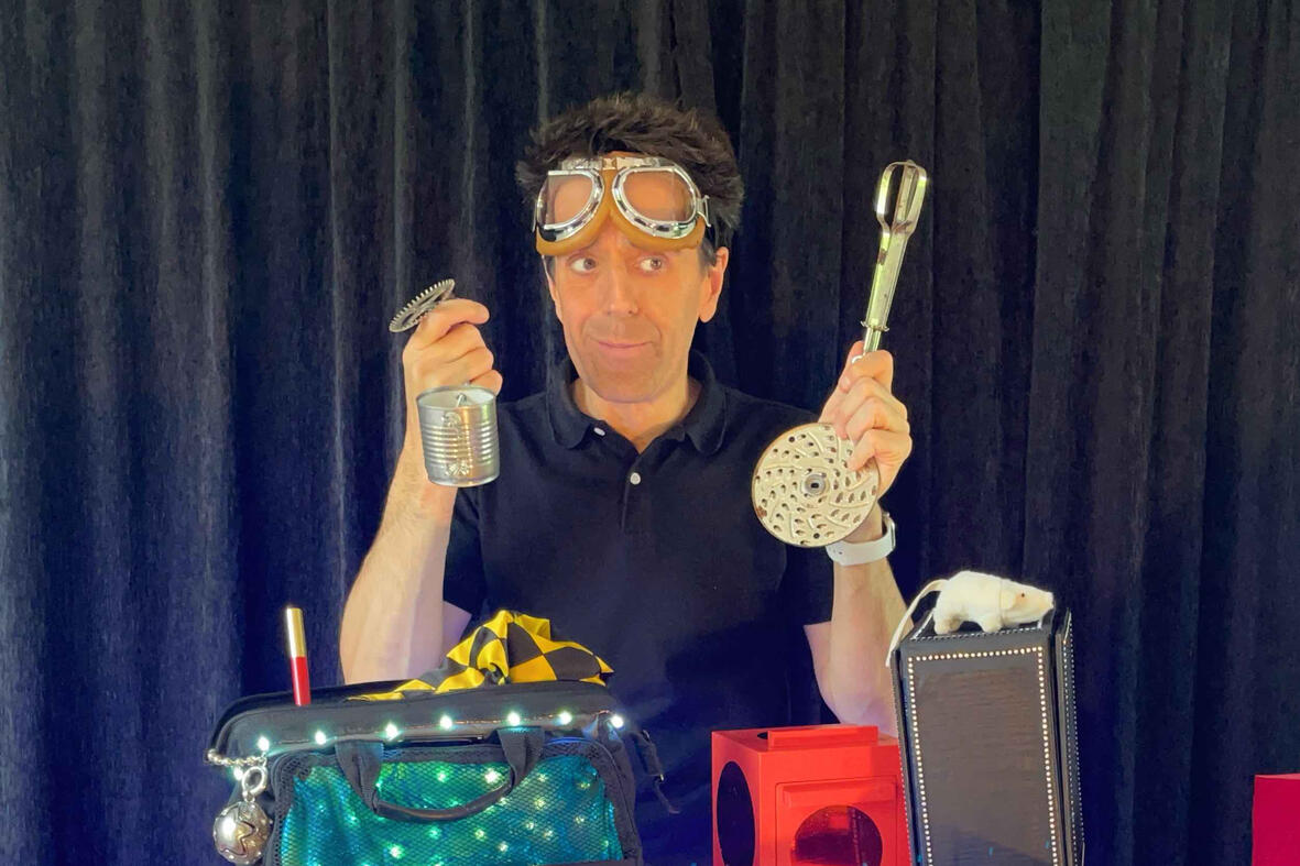 Scène du spectacle “Zouick, fouick, touick” : Monsieur Fred anime un décor magique rempli de souvenirs devant des enfants jusqu’à 8 ans.