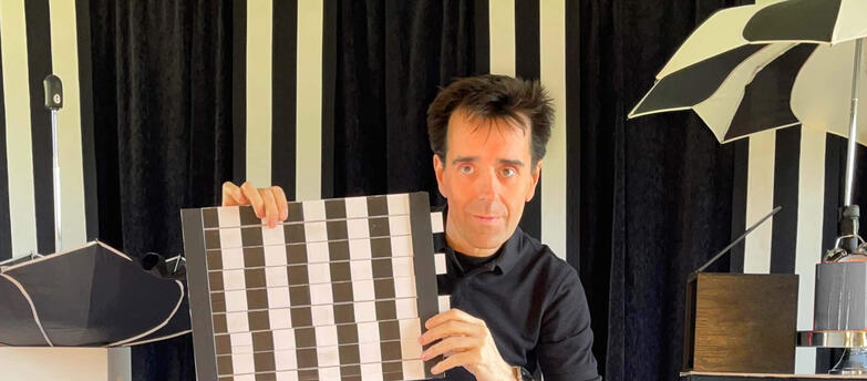 Spectacles médiathèques & bibliothèques Monsieur Fred sur scène avec le spectacle "TacticOptik" captivant enfants et familles avec des numéros de magie et d’animation interactifs dans les hauts-de-france et normandie