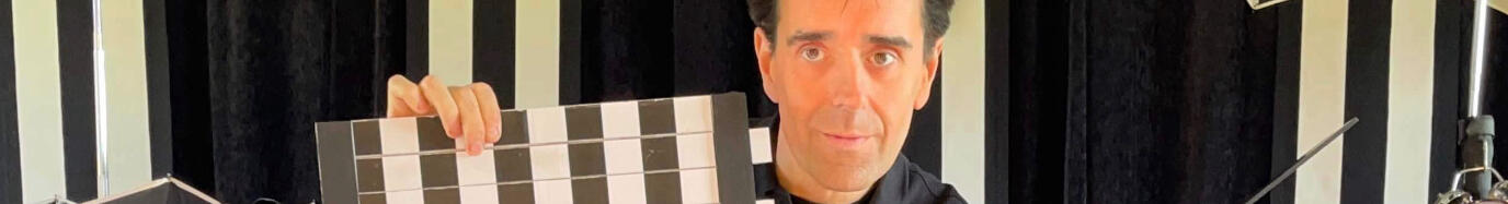 Spectacles médiathèques & bibliothèques Monsieur Fred sur scène avec le spectacle "TacticOptik" captivant enfants et familles avec des numéros de magie et d’animation interactifs dans les hauts-de-france et normandie