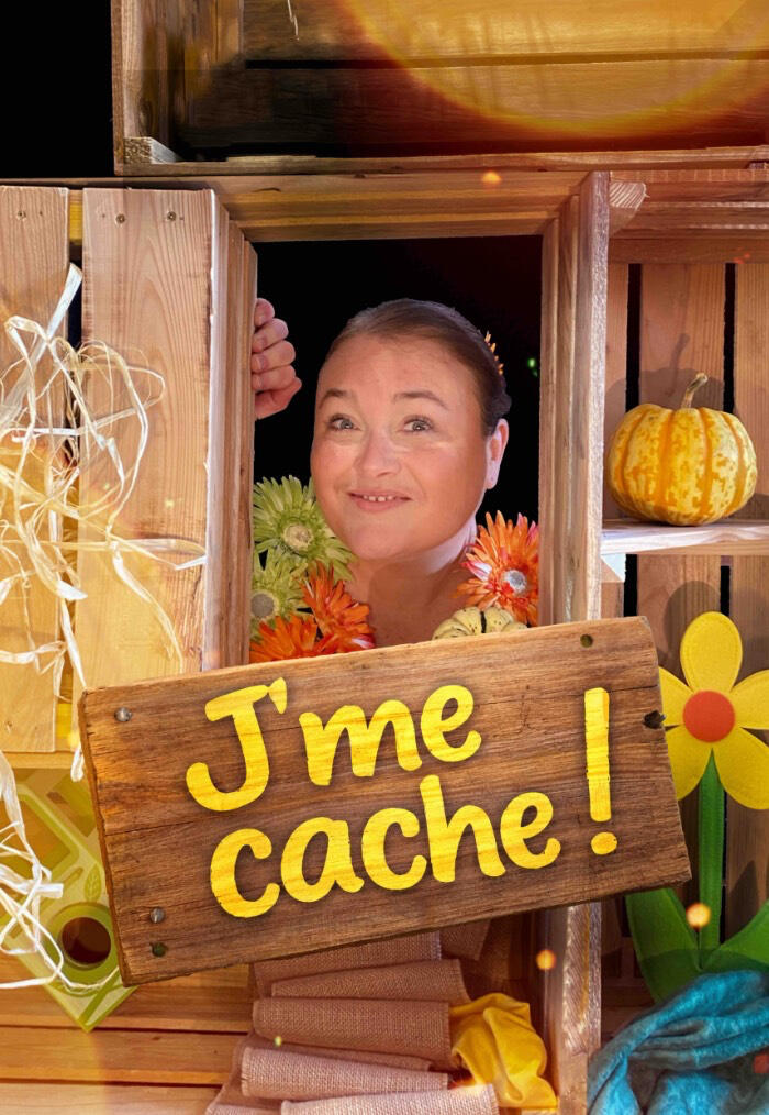J'me cache ! Affiche de spectacle : Aurore, dans son décor en bois clair, ses poules, ses couleurs et sa pancarte de travers avec le titre du spectacle écrit dessus.