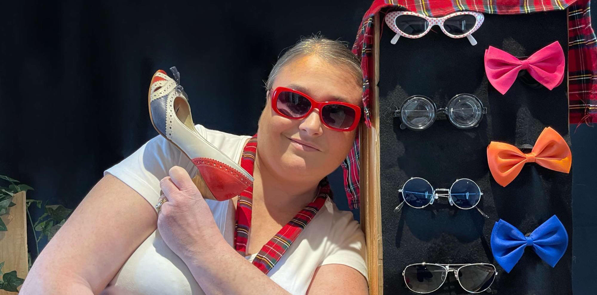 Aurore, comédienne, interprète une héroïne de roman policier dans son décor de spectacle.