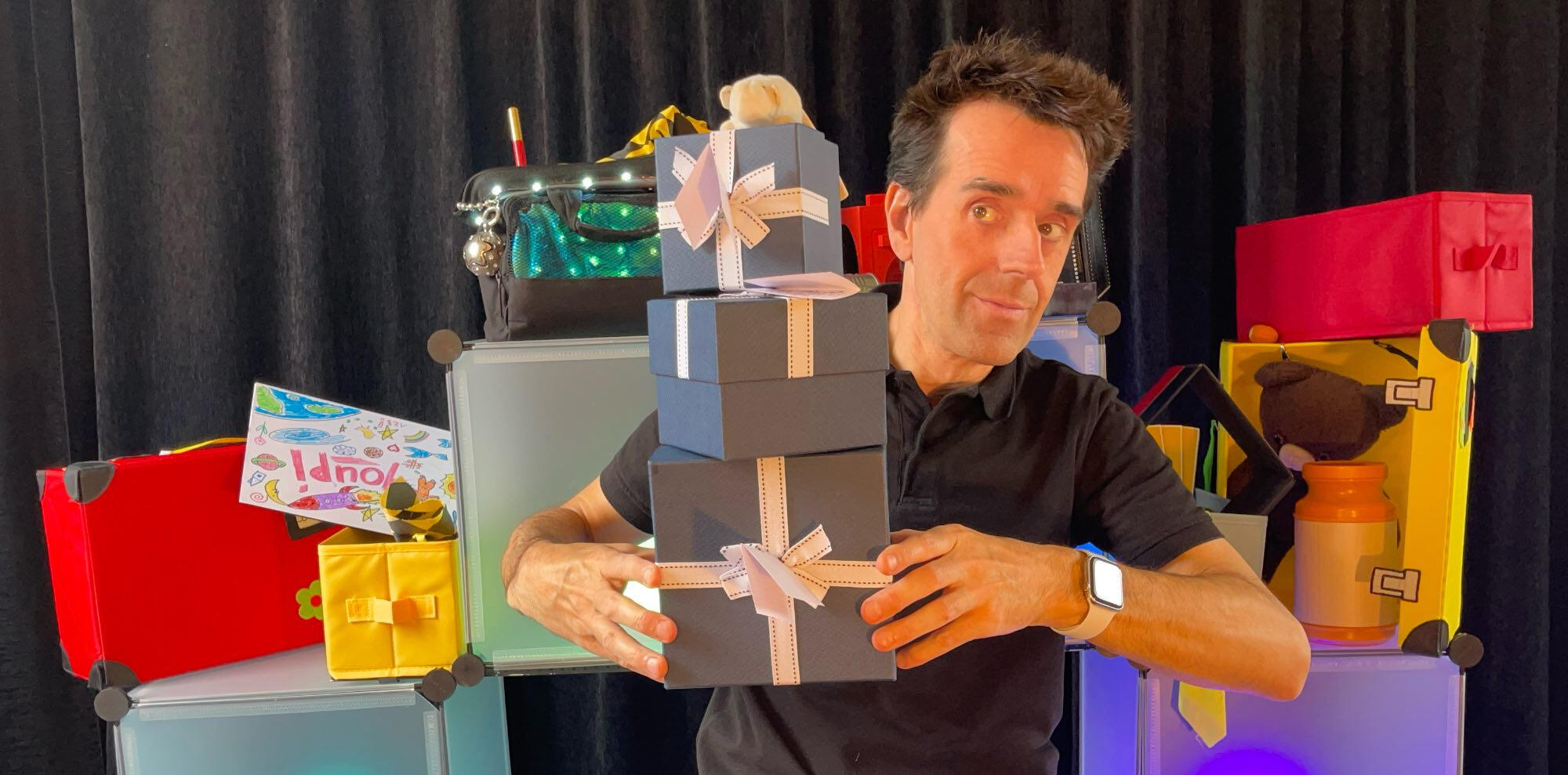 Image de Monsieur Fred sur scène, partageant souvenirs et magie dans son décor féerique pour le spectacle jeune public “Zouick, fouick, touick”.